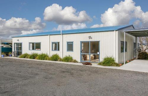 Buckland Apartment | Pet-Friendly Self Contained Cottage in Pukekohe, 4-Star Stay