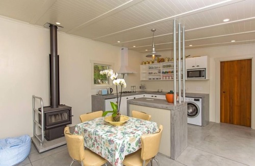 Lower Hutt Other | Cozy Farm-Stay Cottage with Breakfast in Whitemans Valley