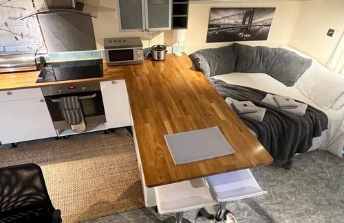 Cambridge Apartment | Cozy Self-Contained Studio with Kitchen & Pet Friendly
