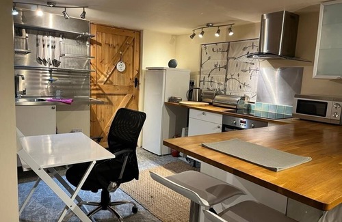 Cambridge Apartment | Cozy Self-Contained Studio with Kitchen & Pet Friendly