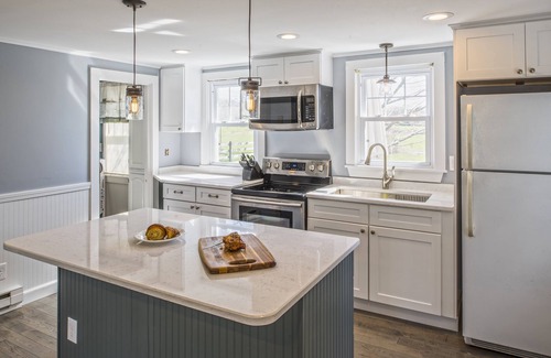 Misquamicut Cottage | Book Your Oceanfront Escape: 9.8 Star Rating & Beach Access
