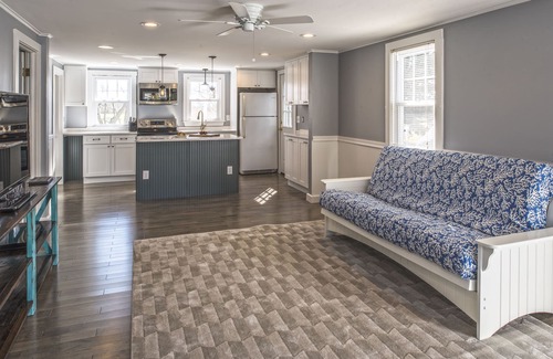 Misquamicut Cottage | Book Your Oceanfront Escape: 9.8 Star Rating & Beach Access