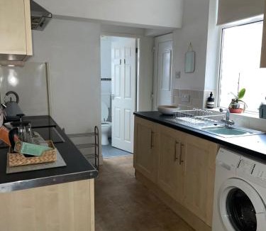 Giltbrook House | Cozy Selston House: 3 Bedroom Retreat for Families & Pets