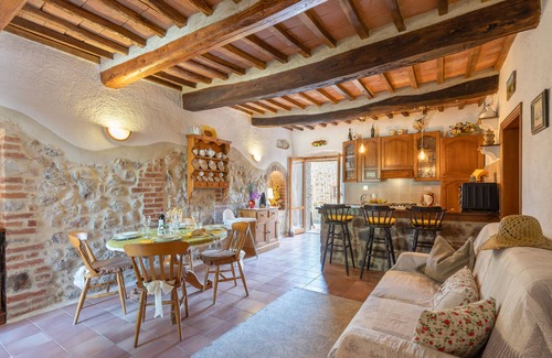 Casole d'Elsa House | Discover Selvatellino: Family-Friendly with Pool & Dining