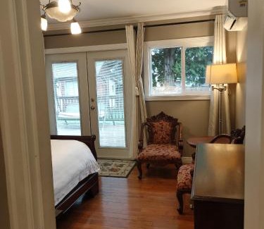 South Surrey House | Pet-Friendly Semi Centre House with Kitchen & Great Reviews