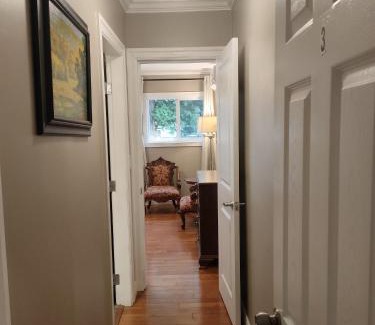 South Surrey House | Pet-Friendly Semi Centre House with Kitchen & Great Reviews
