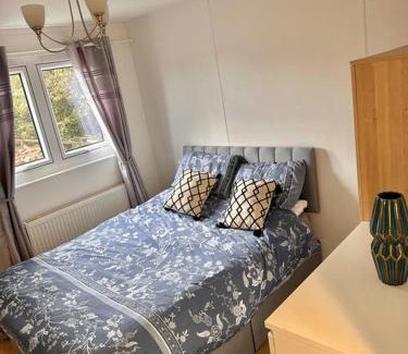 Glasgow Apartment | Cozy 1-Bedroom Chalet - Perfect for Family Getaways