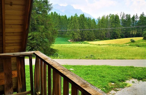 La Joue du Loup Ski Chalet | Comfortable Chalet La Joue du Loup with Pool & Spa Access