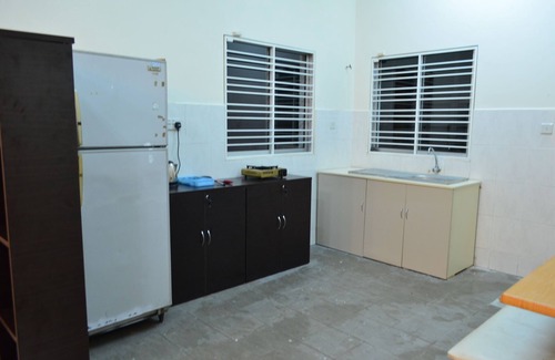 Puchong House | Cozy Semi-Detached House in Puchong with Kitchen Amenities