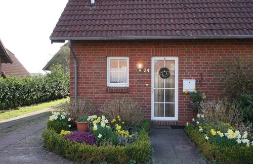 Wangerland Apartment | Cozy Semi-Detached House in Hooksiel with Ocean Views