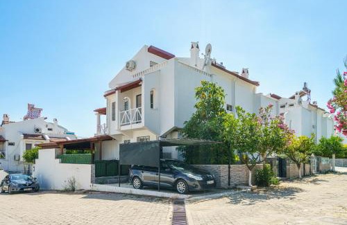 Kadnlar Denizi Mahallesi House | Inviting Villa with Pool Access and Ocean Views in Kusadasi