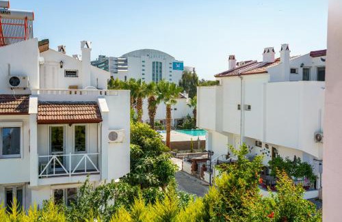 Kadnlar Denizi Mahallesi House | Inviting Villa with Pool Access and Ocean Views in Kusadasi