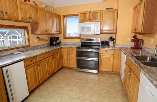 Ocean Isle Estates House | Oceanview Retreat with Private Pool & Hot Tub Getaway