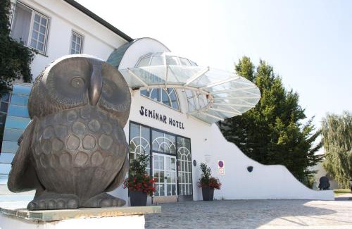 Goettlesbrunn-Arbesthal Hotel | Comfortable Stays at Seminarhotel Göttlesbrunn with Hot Tub