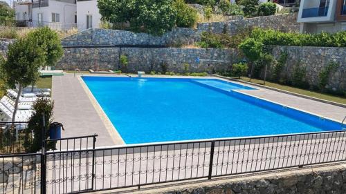 Gulluk Apartment | Discover Seminars Gardens: Pet-Friendly Retreat with Pool