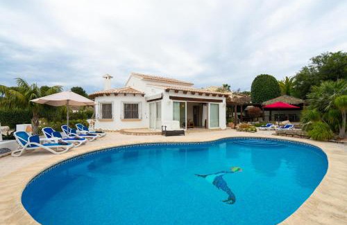 Media Luna Villa | Discover Semoni: 4-Star Poolside Haven with Perfect Reviews