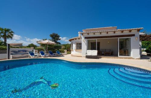 Media Luna Villa | Discover Semoni: 4-Star Poolside Haven with Perfect Reviews