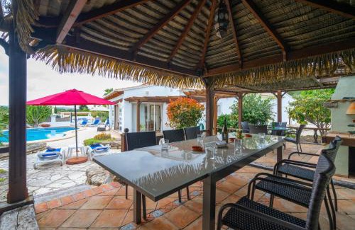 Media Luna Villa | Discover Semoni: 4-Star Poolside Haven with Perfect Reviews