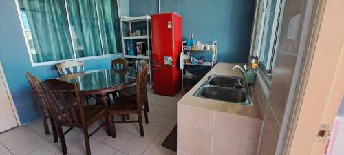 Lutong House | Cozy Senadin Homestay: Ideal for Families and Travelers
