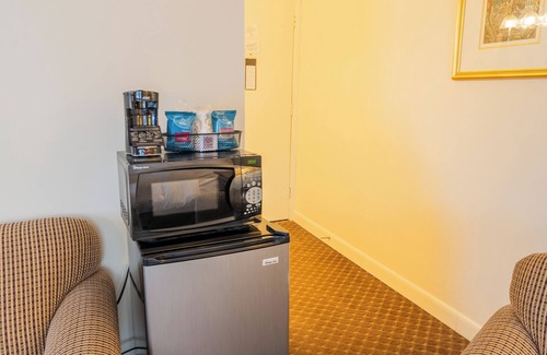 Augusta Hotel | Relax at Senator Inn & Spa: Pool, Hot Tub & Dining Awaits