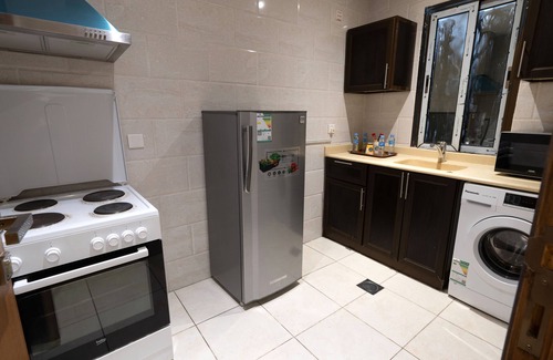 An Nakhil Apartment | Elegant Sendan Residence: Accessible Stay with Dining & Breakfast