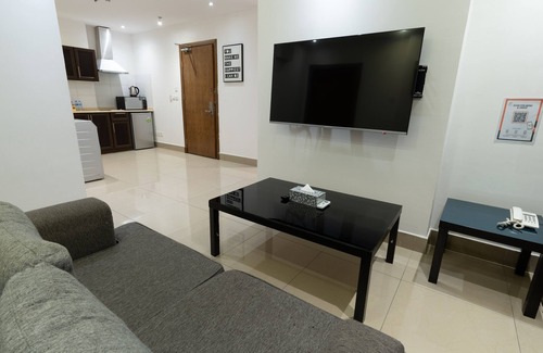 An Nakhil Apartment | Elegant Sendan Residence: Accessible Stay with Dining & Breakfast