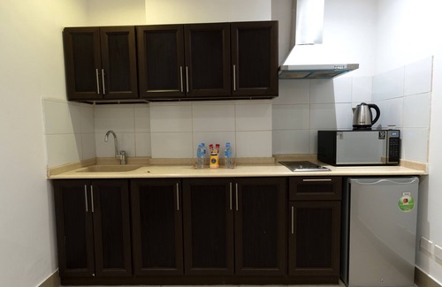 An Nakhil Apartment | Elegant Sendan Residence: Accessible Stay with Dining & Breakfast