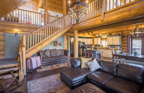 Moab South Valley Cabin | Inviting Sendero Log Home Near Downtown Moab with Hot Tub