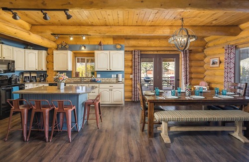 Moab South Valley Cabin | Inviting Sendero Log Home Near Downtown Moab with Hot Tub