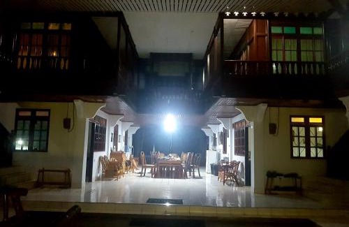 Pondang House | Cozy Sendowan Baru Amurang with Oceanfront Pool Access