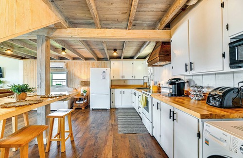 Town of Torrey Cottage | Seneca Lake House: Private Dock + Fire Pit!