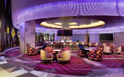 Downtown Niagara Falls Hotel | Experience Seneca Niagara Resort & Casino: Oceanfront Relaxation
