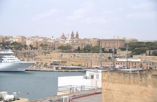 Senglea House | Charming Senglea Medieval House with Oceanfront Views