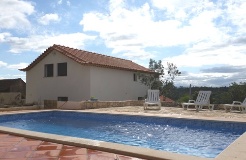 Nossa Senhora das Misericordias Villa | Relaxing Senhora da Graça House with Pool near Fatima