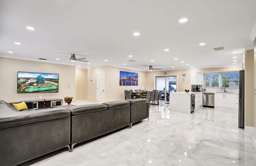 Hollywood Hills Villa | Magnificent 5BR Villa with Heated Pool near Hard Rock