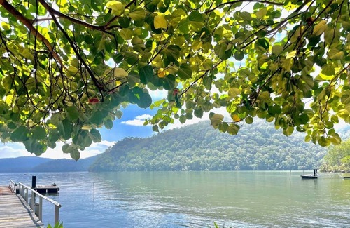 Sydney Villa | sensational views . SUNNY CORNER . open fire HAWKESBURY RIVER . arrive by boat