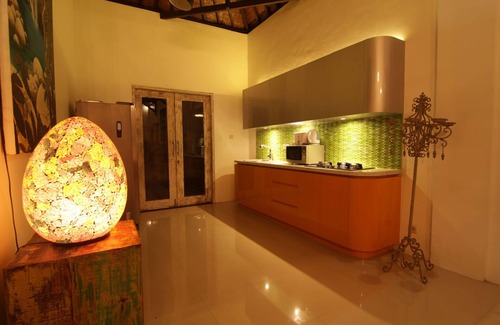 Renon Villa | Beachside Villa with Pool & Ocean View for Your Perfect Stay