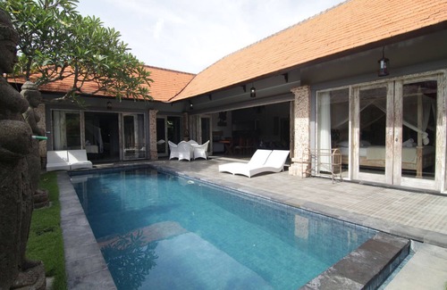 Renon Villa | Beachside Villa with Pool & Ocean View for Your Perfect Stay