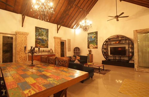 Renon Villa | Beachside Villa with Pool & Ocean View for Your Perfect Stay