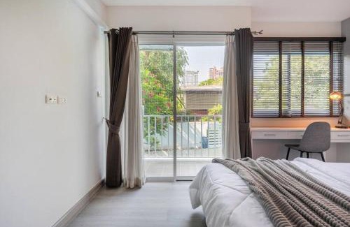 Mueang Samut Prakan District Apartment | Discover Comfort at Sense of London BTS Baring Hotel