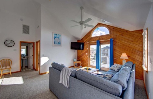Waves House | Discover Family-Friendly Comfort at Senza Fretta Hotel