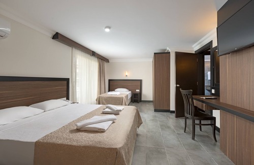 Seki Hotel | Relax at Senza Grand Santana Hotel with Pool & Spa Access