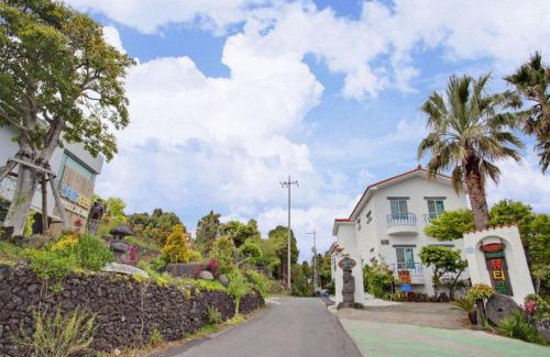 Jungmun Resort | Top-rated Seogwipo Resort with Pool and Hot Tub Access