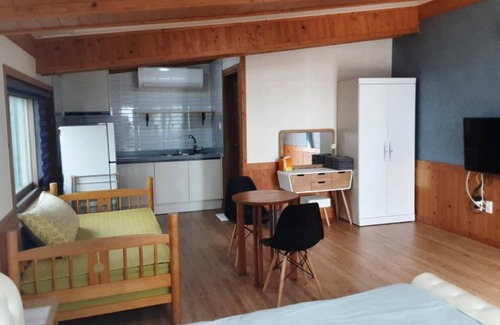 Pyoseon House | Eco-Friendly Stay at Seogwipo Hayanunduk Pension - 10/10