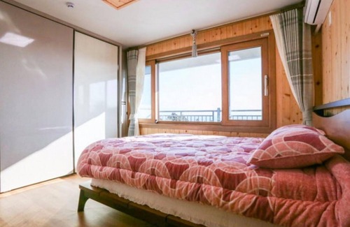 Jungmun House | Eco-Friendly Stay at Seogwipo Jungmun Yechon Pension