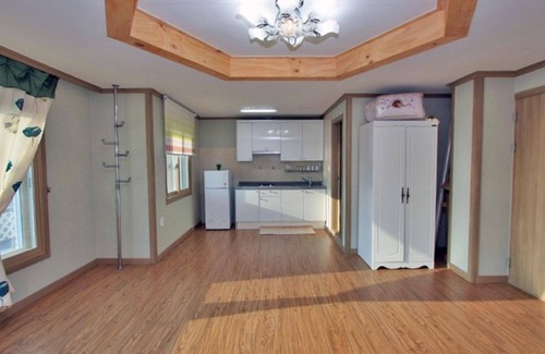 Seosan House | Cozy Getaway at Seosan Noeulgwa Bada Pension with Breakfast