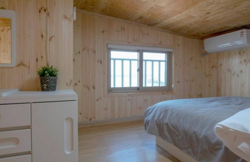Seosan House | Eco-Friendly Seosan Woongdo Story Pension - Rated 10/10!