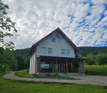 Lohovo Apartment | Discover Seosko domaćinstvo Bajbut: Pet-Friendly Retreat
