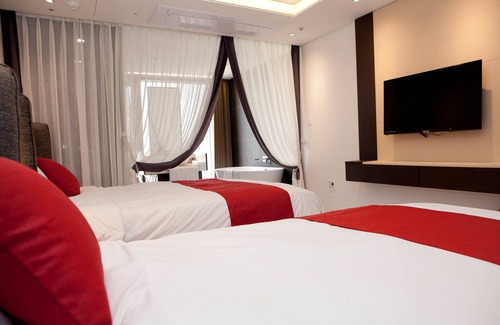 Jocheon Hotel | Discover Seoubong Beach Hotel: Family-Friendly Retreat