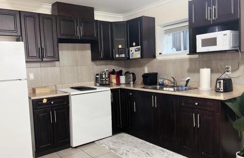 Burnaby House | Private Entry 2 Bedrooms Suite with Free Parking Near Skytrain